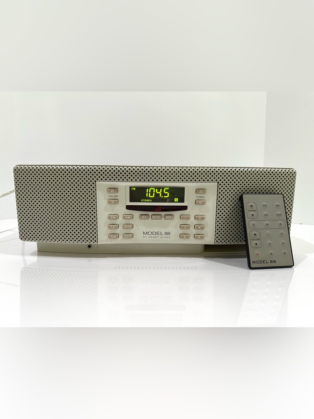 Cambridge Soundworks Model 88 AM/FM White Radio Henry Kloss w Remote Works Great